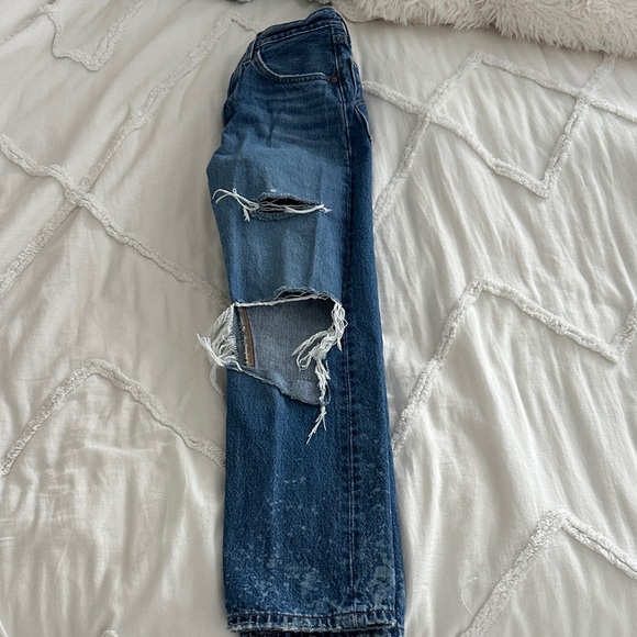 Premium Women’s Levi’s Distressed Blue Jeans - Picture 8 of 8
